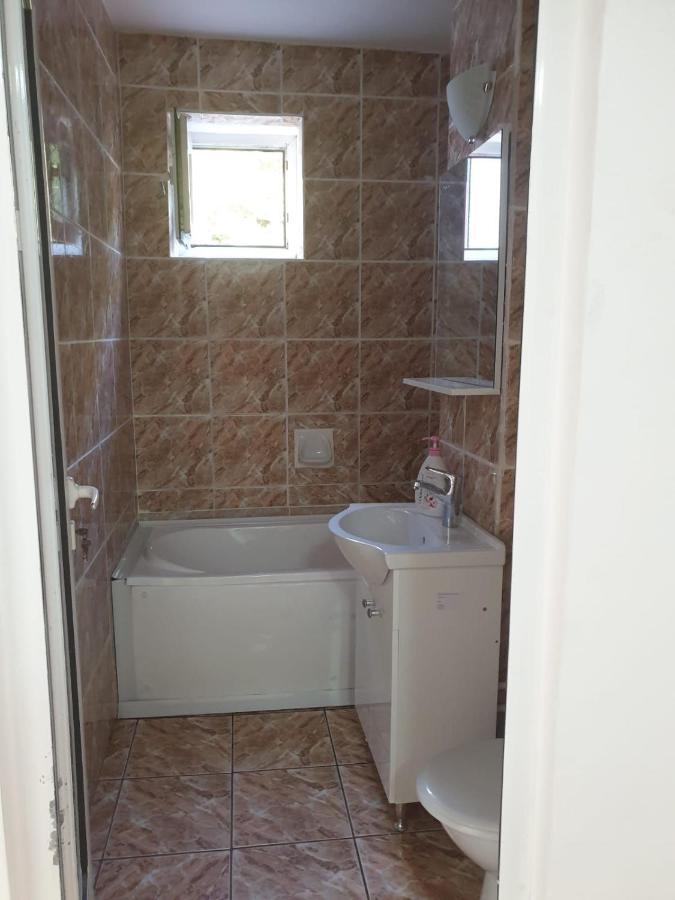 Cazare Apartament Cu 2 Camere Nehoiu Exterior foto